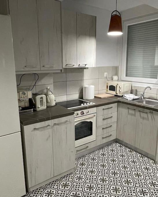 Family Apartment With Private Yard Next To Agios Dimitrios Church سالونيك المظهر الخارجي الصورة